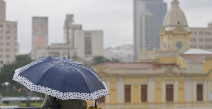 Chuva retorna a BH nesta segunda (23) com alerta de risco geológico e ventos fortes
