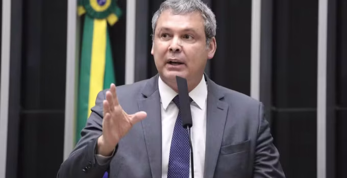 Lindbergh Farias critica prisão domiciliar de Bolsonaro e aponta seletividade penal