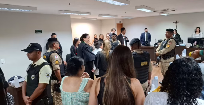 Júri com maioria masculina absolve mulher que matou e mutilou companheiro em BH após alegar abuso contra a filha