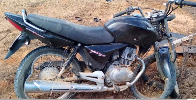 Pai encontra filho morto em acidente na MG-202, em Ubaí, após ser alertado por conhecidos