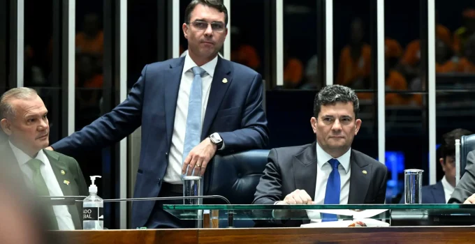 Prefeitos do PL no Paraná articulam debandada em massa contra filiação de Moro e indicam racha no partido