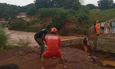 Alunos são resgatados por tirolesa após ponte ceder com chuvas em São Francisco, Norte de Minas
