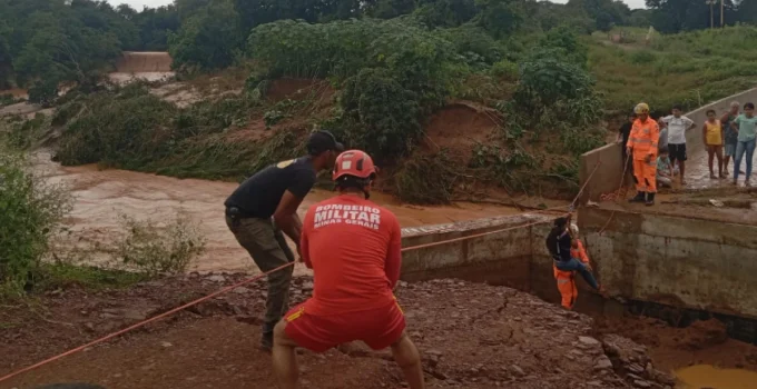 Alunos são resgatados por tirolesa após ponte ceder com chuvas em São Francisco, Norte de Minas