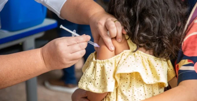 Minas Gerais Lança Programa Inovador para Premiar Boas Práticas em Vacinação e Impulsionar Coberturas Vacinais