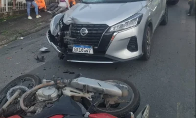 Moto invade contramão e causa grave acidente com carro em Poços de Caldas, no Sul de Minas; dois ficam feridos