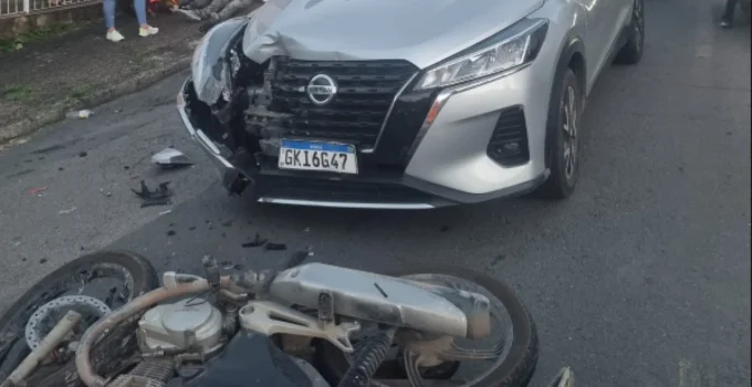 Moto invade contramão e causa grave acidente com carro em Poços de Caldas, no Sul de Minas; dois ficam feridos