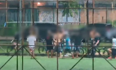 Vídeo flagra homem com mandado de prisão sendo detido enquanto jogava futebol em Pouso Alegre, Sul de Minas