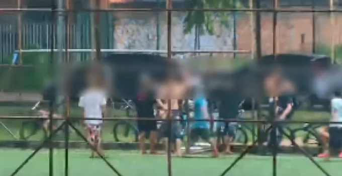 Vídeo flagra homem com mandado de prisão sendo detido enquanto jogava futebol em Pouso Alegre, Sul de Minas