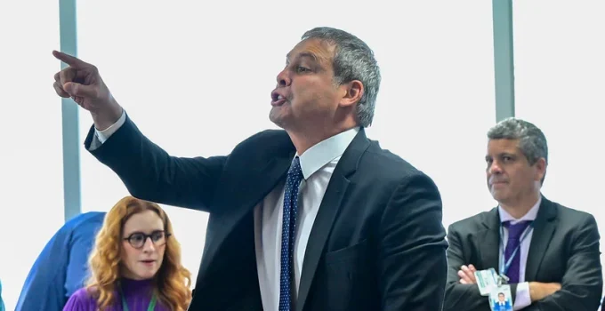 Troca de ofensas marca leitura de relatório da CPMI do INSS; deputados trocam acusações graves