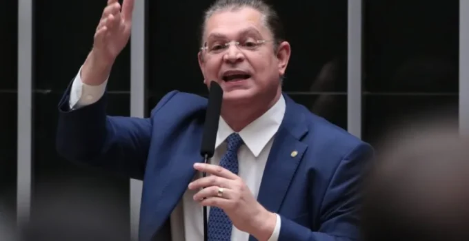 Líder do PL na Câmara anuncia queixa-crime contra Gilmar Mendes no STF