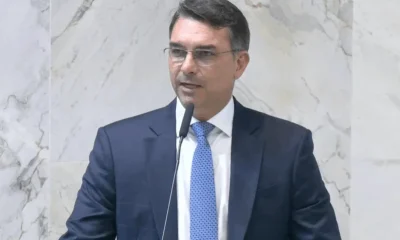 Flávio Bolsonaro rebate relatório do PT na CPI do INSS e acusa governo de "tentativa desesperada"