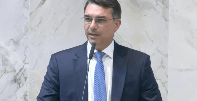 Flávio Bolsonaro rebate relatório do PT na CPI do INSS e acusa governo de "tentativa desesperada"