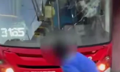 Motorista joga pedras e quebra janelas de ônibus após leve esbarrão em carro em Betim, na Grande BH