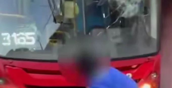 Motorista joga pedras e quebra janelas de ônibus após leve esbarrão em carro em Betim, na Grande BH