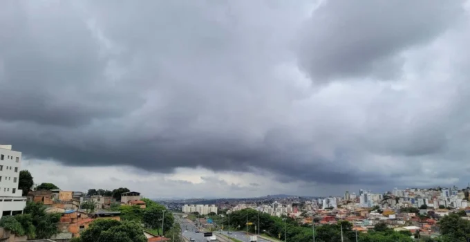 Chuva em BH neste domingo (29/3)? Defesa Civil prevê pancadas à tarde e à noite