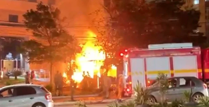 Incêndio de grandes proporções destrói a Casa do Saber, biblioteca a céu aberto na Zona Oeste de BH; suspeitos fugiram