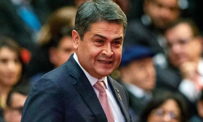 Ex-presidente de Honduras, Juan Orlando Hernández, é libertado nos EUA após perdão de Trump em meio a eleição acirrada