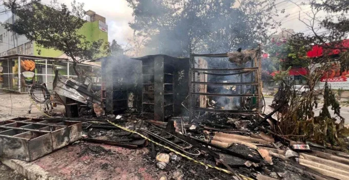 Incêndio na Casa do Saber em BH: Comunidade se Une para Reconstruir Espaço de Leitura e Resistência no Bairro Nova Suíça