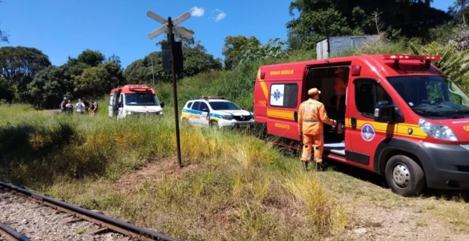 Homem tem perna amputada após ser atropelado por trem no Sul de Minas e segue em estado grave