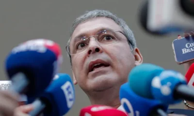 Lindbergh pede a Moraes que Bolsonaro volte para a Papudinha e alega descumprimento de medidas cautelares