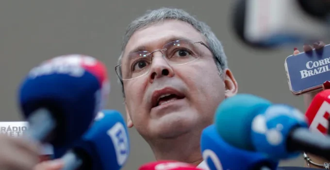 Lindbergh pede a Moraes que Bolsonaro volte para a Papudinha e alega descumprimento de medidas cautelares