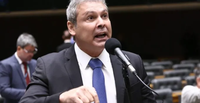 Lindbergh Farias aciona STF e Conselho de Ética contra Alfredo Gaspar após troca de acusações na CPMI do INSS