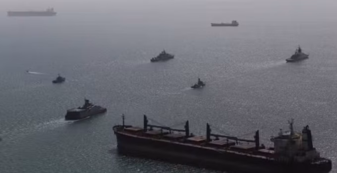 Cúpula com 35 países busca reabrir Estreito de Ormuz em meio a tensões com Irã