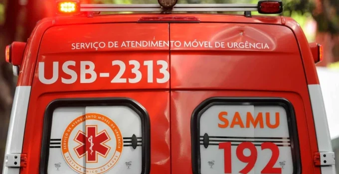 Carro e motos batem e bloqueiam trânsito na Eugênio Pacelli, ligação entre BH e Contagem