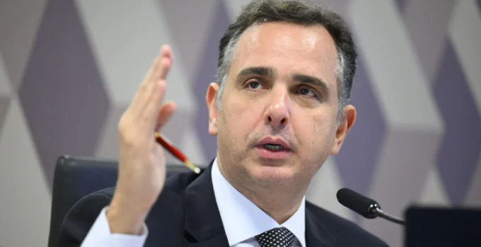 Rodrigo Pacheco se filia ao PSB e abre caminho para candidatura ao Governo de Minas, mas adia definição