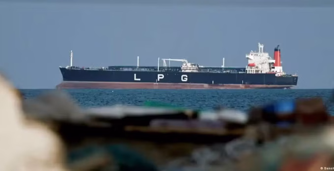 Estreito de Ormuz: Bloqueio Iraniano Ameaça Economia Global e Gera Tensões com EUA e Aliados