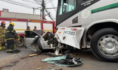 Batida Frontal Choca Juiz de Fora: Carro Esmagado Sob Ônibus Deixa Motorista em Estado Grave na Zona da Mata