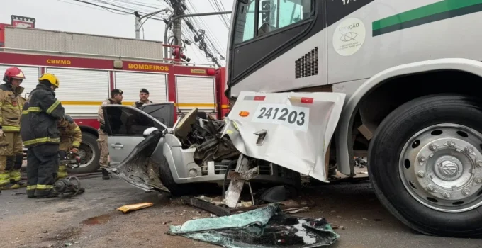 Batida Frontal Choca Juiz de Fora: Carro Esmagado Sob Ônibus Deixa Motorista em Estado Grave na Zona da Mata