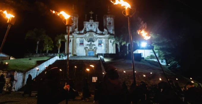 Ouro Preto Revive Tradição Milenar: Procissão do Fogaréu Ilumina a Noite Santa com Emoção e Fé