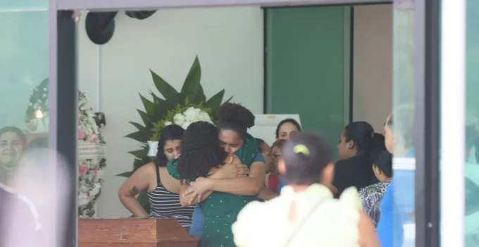 Mãe e filha são veladas lado a lado em BH após trágico fim em hotel; adolescente de 13 anos sobreviveu