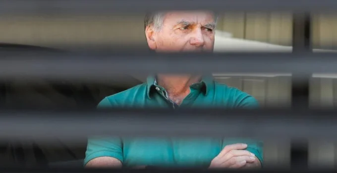 Defesa de Bolsonaro entrega ao STF laudo que recomenda cirurgia no ombro