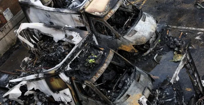 Três Jovens Acusados de Incendiar Ambulâncias da Comunidade Judaica em Londres