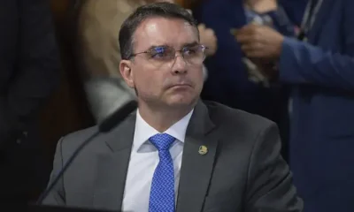Flávio Bolsonaro viajou em jatinhos de empresários com a família, diz jornal