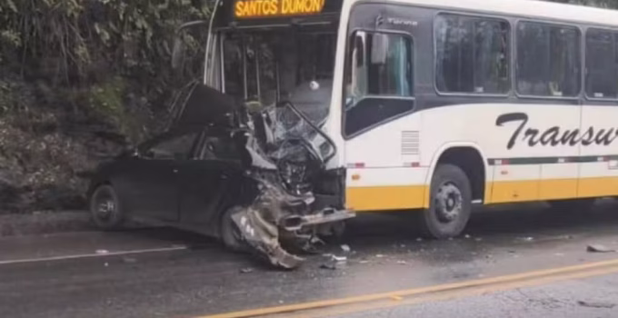 Carro bate em ônibus de viagem na BR-040 em MG: motorista morre e dois passageiros ficam feridos