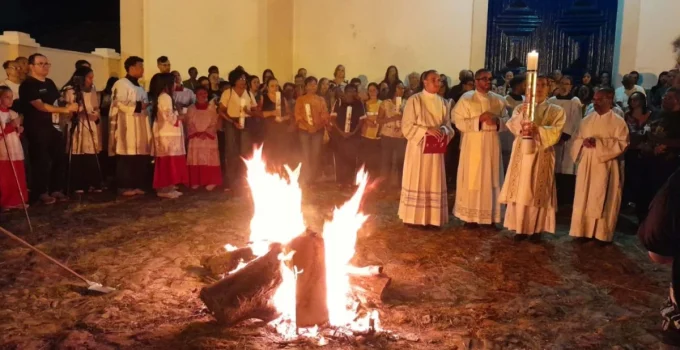 Minas Gerais celebra a Vigília Pascal com benção do fogo novo e procissões da luz