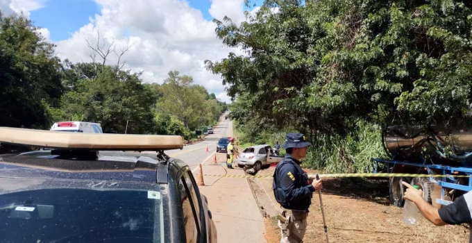 Tragédia na BR-262: Colisão frontal entre carro e caminhão mata casal e interdita rodovia em MG