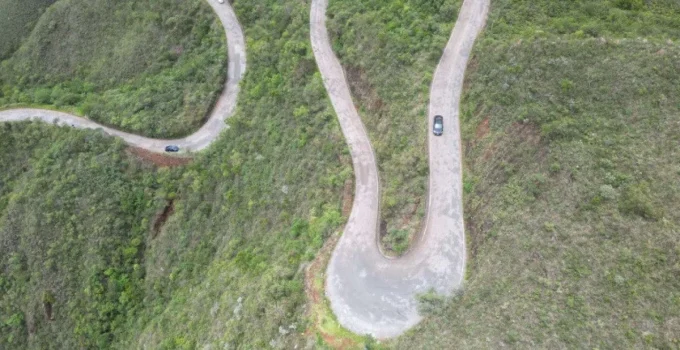 Ribanceiras e curvas perigosas: o zigue-zague desafiador até a charmosa Casa Branca em Brumadinho