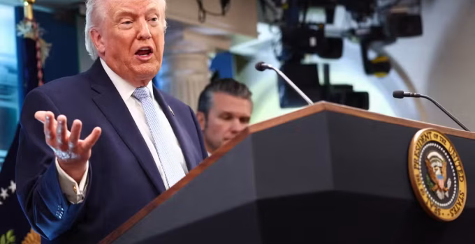 Trump sugere pedágio no Estreito de Ormuz após guerra; Irã responde com plano de controle próprio