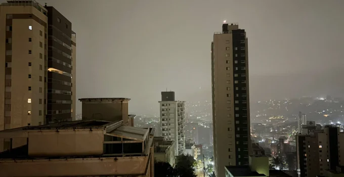 Alerta Laranja: Chuvas fortes e ventos de até 100 km/h atingem Minas Gerais e BH nesta terça (2/12)