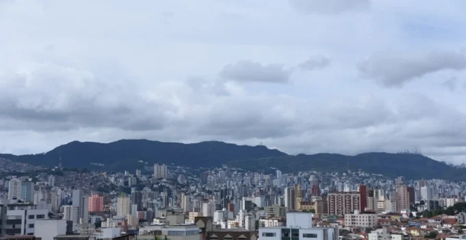 Jovem de 21 anos é assassinado a tiros por homem a pé em bairro da Região Nordeste de BH; pai socorreu a vítima