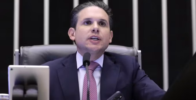 Escala 6x1: Motta diz que PEC deve ir a voto na CCJ na próxima semana e governo desiste de novo texto