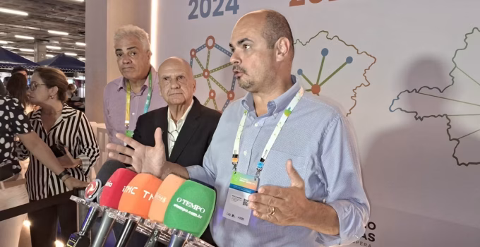 Simões destina quase R$ 50 milhões para transporte de pacientes em Minas, gesto mira prefeitos e alivia cofres municipais