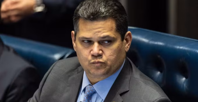 Alcolumbre promete votação rápida de veto sobre penas de envolvidos no 8 de Janeiro