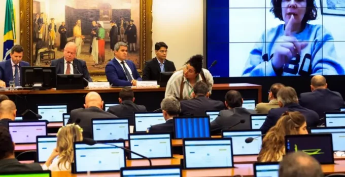 Relator da CCJ na Câmara vota contra cassação do mandato de Carla Zambelli, citando "dúvida" e "perseguição política"